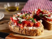 Bruschetta à l&rsquo;avocat, tomates et&nbsp;chèvre.