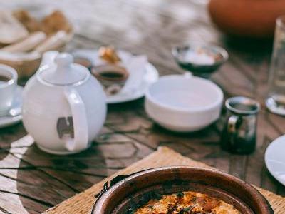 Frittata de courgettes et épinards parsemée de&nbsp;ciboulette.