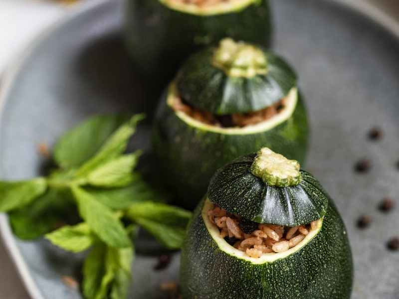 Courgettes farcies aux poivrons, échalote et tofu&nbsp;persillé.