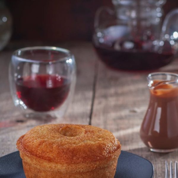 Cake aux pêches allégé en matières grasses et en&nbsp;sucre.
