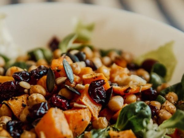 Salade de pois chiches au concombre et olives&nbsp;persillés.