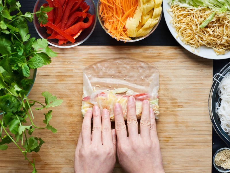 Rouleaux de printemps thon-avocat sur lit d&rsquo;épinards.