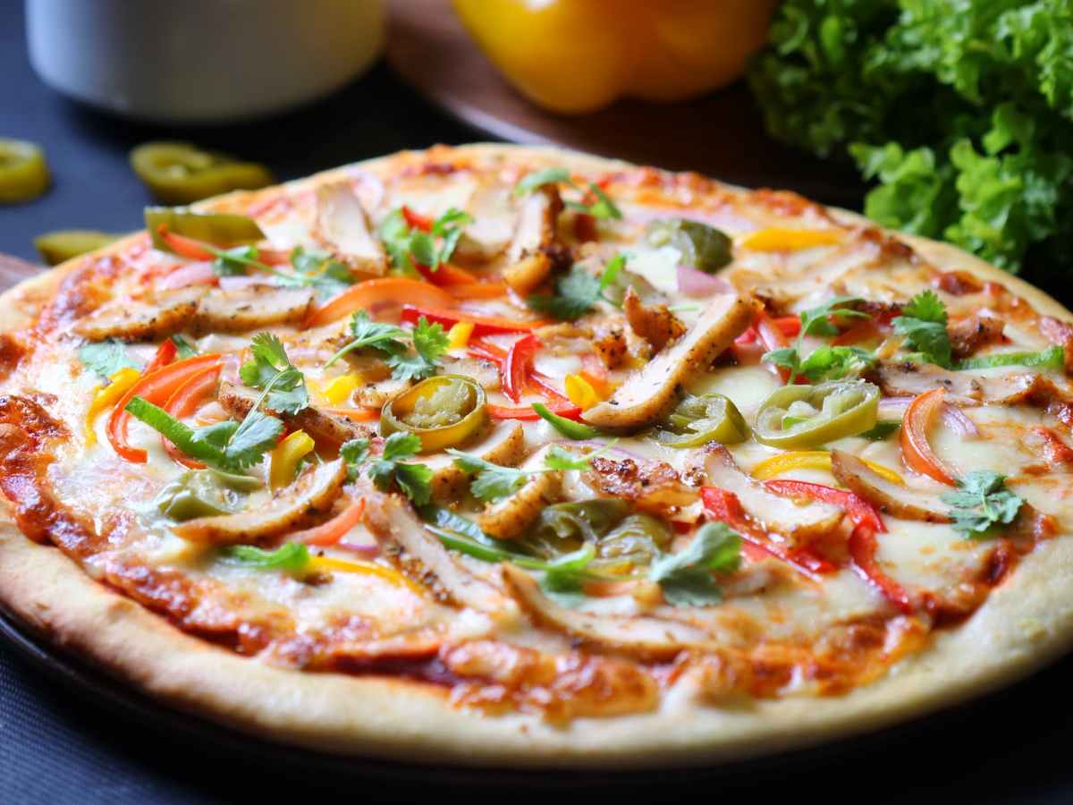 Pizza savoureuse et diététique au jambon&nbsp;gratiné.