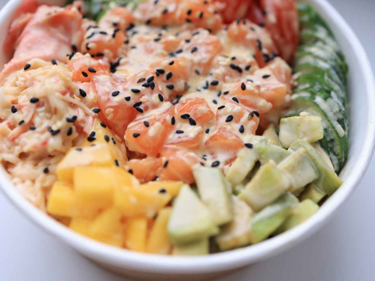 Poké bowl au saumon sur un mélange de trois&nbsp;riz.