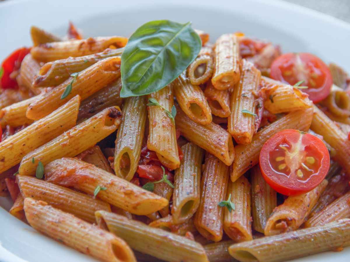 Pâtes à la sauce tomate et aux légumes : recette&nbsp;diététique.