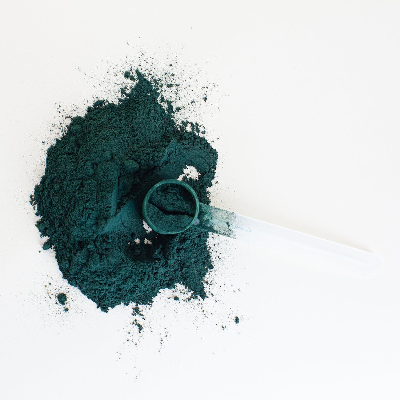 spiruline, bienfaits de la spiruline, protéines, vitamines, minéraux, perte de poids, énergie, santé cardiovasculaire, immunité