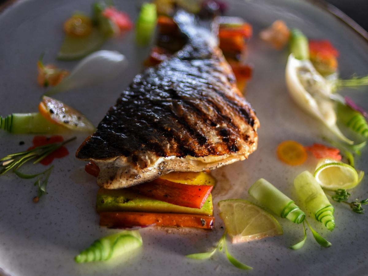 Filet de poisson blanc au four avec des légumes&nbsp;rôtis.